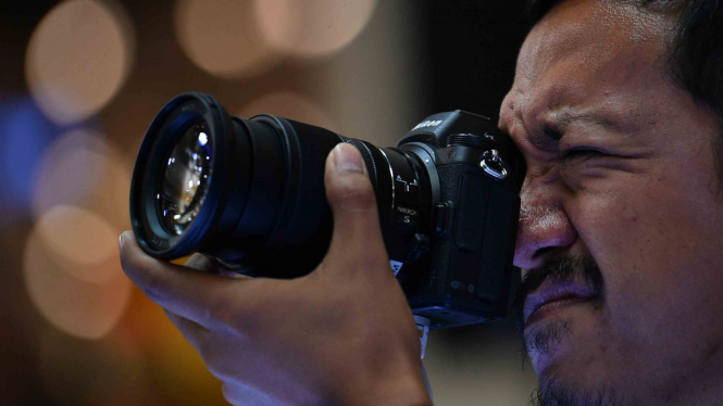 Seorang fotografer mencoba Nikon Z7 saat peluncurannya di Jakarta