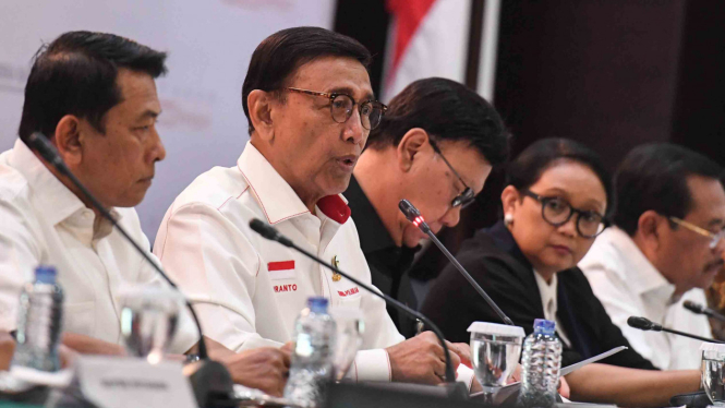 Menteri Koordinator Bidang Politik, Hukum, dan Keamanan (Menko Polhukam), Wiranto (kedua kiri)