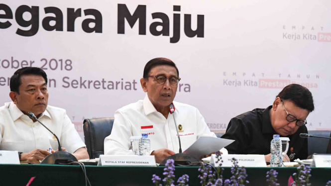 Menteri Koordinator Bidang Politik, Hukum, dan Keamanan (Menko Polhukam), Wiranto (tengah)