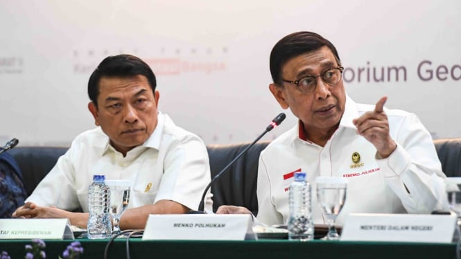 Menteri Koordinator Bidang Politik, Hukum, dan Keamanan (Menko Polhukam), Wiranto (kanan)