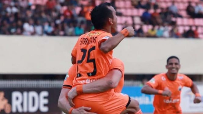 Pemain Persija Jakarta rayakan gol Riko SImanjuntak.