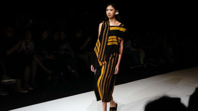 Jakarta Fashion Week 2019 tema Tepian karya Lulu Lutfi Labibi