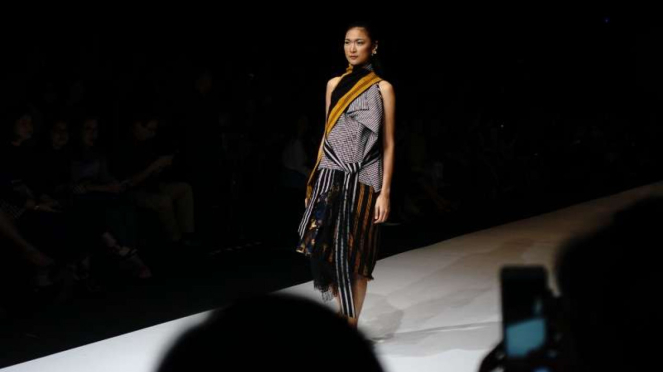 Jakarta Fashion Week 2019 tema Tepian karya Lulu Lutfi Labibi