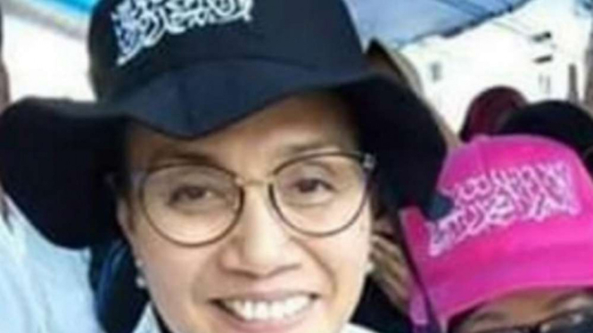 Sri Mulyani memakai topi berkalimat tauhid.