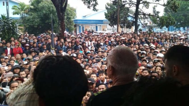 Ribuan Bobotoh sambut kedatangan Persib Bandung di Bandara Husein Sastranegara.