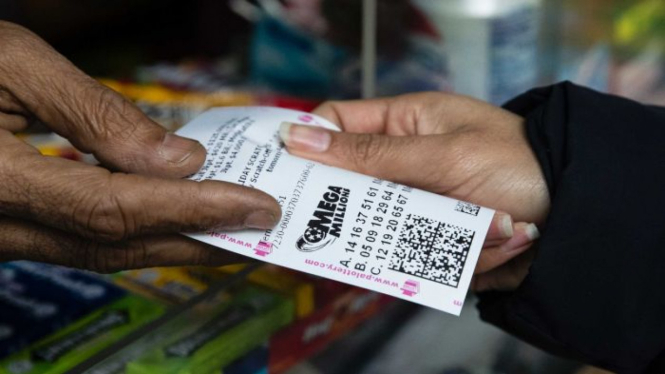 Seorang pembeli lotere Mega Millions di negara bagian Philadelphia.