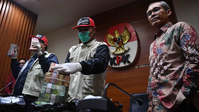 Wakil Ketua KPK Alexander Marwata (kanan) bersama penyidik menunjukkan barang bukti hasil OTT Bupati Cirebon di kantor KPK, Jakarta, Kamis, 25 Oktober 2018.