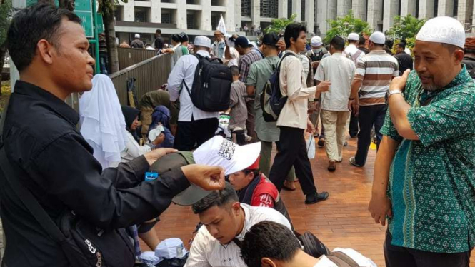 Pedagang Topi Berlafaz Tauhid di Masjid Istiqlal