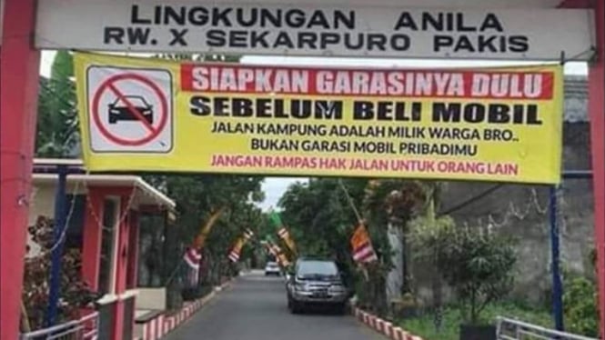 Spanduk sindir pemilik mobil.