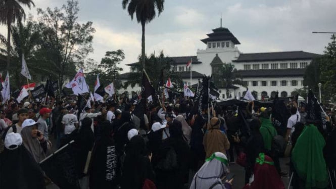 Ratusan orang yang menamakan diri Aliansi Pejuang Tauhid berunjuk rasa di halaman kantor Gubernur Jawa Barat atau Gedung Sate di Kota Bandung pada Jumat, 26 Oktober 2016.