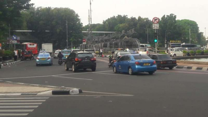 Massa Aksi Bela Tauhid bubarkan diri, lalu lintas Jalan Medan Merdeka Barat kembali normal. 