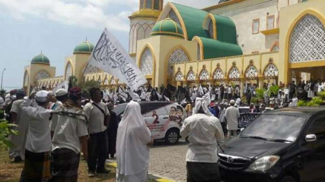 Mobil bergambar Prabowo-Sandiaga parkir di lokasi aksi unjuk rasa bertajuk Aksi Bela Tauhid di kompleks Islamic Center, Kota Mataram, Nusa Tenggara Barat, pada Jumat, 26 Oktober 2018.