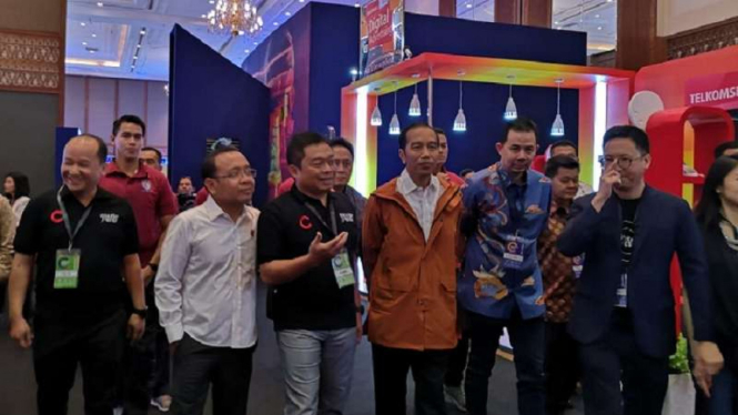 Presiden Joko Widodo didampingi Dirut Telkomsel, Ririek Adriansyah