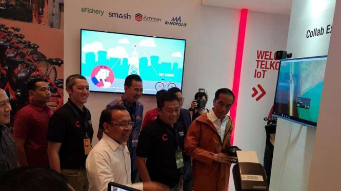 Presiden Joko Widodo didampingi Direktur Utama Telkomsel, Ririek Adriansyah.