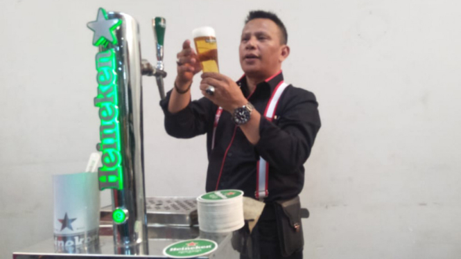 Demo menyajikan bir dari PT Multi Bintang Indonesia.