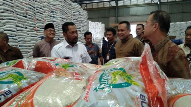 Budi Waseso saat berkunjung ke  gudang Bulog Divisi Regional Sumatera Barat.