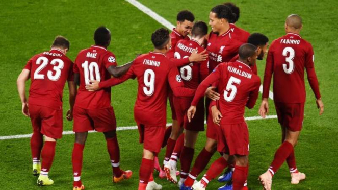 Para pemain Liverpool merayakan gol