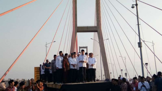 Jokowi mengumumkan pengratisan Jembatan suramadu.