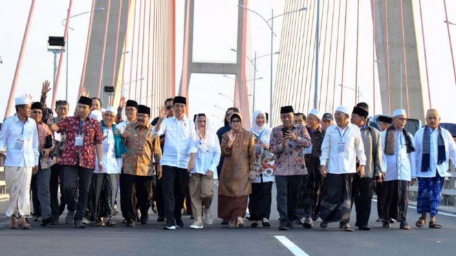 Jokowi gratiskan Suramadu.