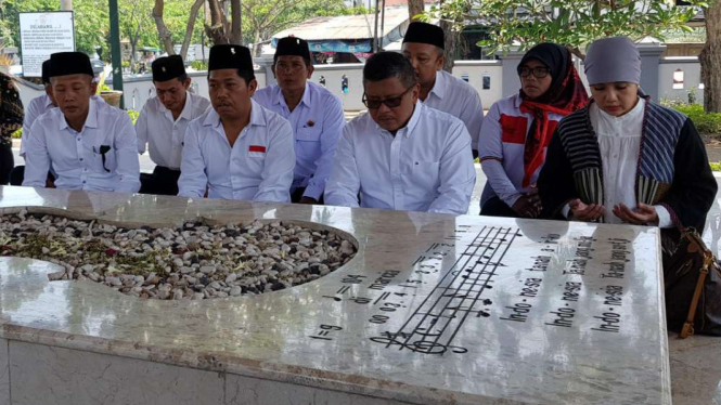 TKN Jokowi-Ma'ruf di makam WR. Supratman.