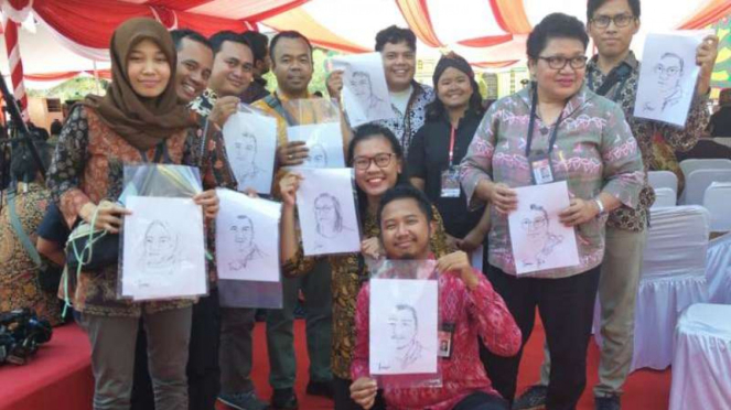 Para jurnalis bersama gambar sketsa wajahnya 