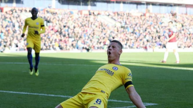 Pemain Chelsea, Ross Barkley rayakan gol ke gawang Burnley