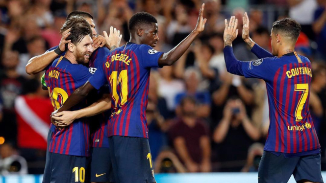 Pemain Barcelona merayakan gol