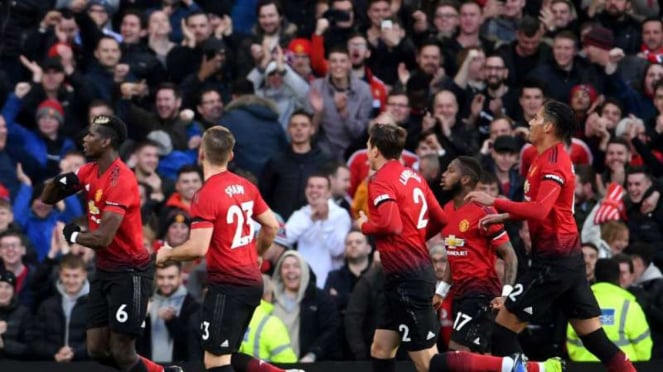 Pemain Manchester United rayakan gol Paul Pogba.