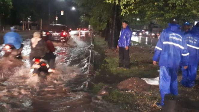 Akibat hujan lebat Jalan Tubagus Angke tergenang air setinggi 10 cm .