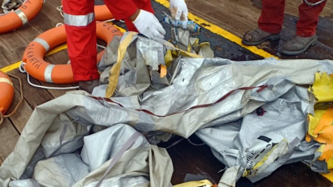 Petugas PT Pertamina menemukan serpihan pesawat Lion Air JT610 yang jatuh di Tanjung, Karawang, Jawa Barat, 29 Oktober 2018.