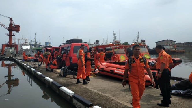 Petugas Basarnas bersiap melakukan evakuasi di Tanjung, Karawang, Jawa Barat, 29