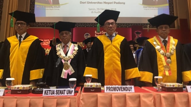 Eks wakil PM Malaysia Anwar Ibrahim terima gelar Doktor dari Universitas Negeri Padang