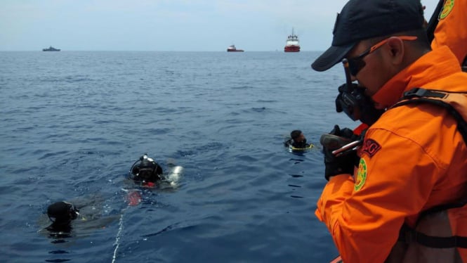 Penyelam dari Basarnas bersiap melakukan pencarian di lokasi jatuhnya pesawat Lion Air JT 610 di Tanjung, Karawang, Jawa Barat.