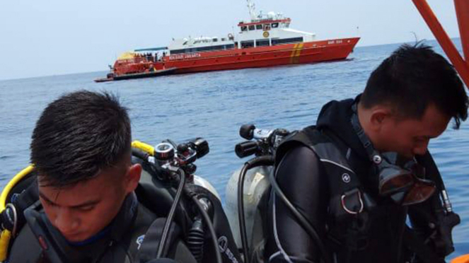 Penyelam dari Basarnas bersiap melakukan pencarian di lokasi jatuhnya pesawat Lion Air JT 610 di Tanjung, Karawang, Jawa Barat, 29 Oktober 2018.