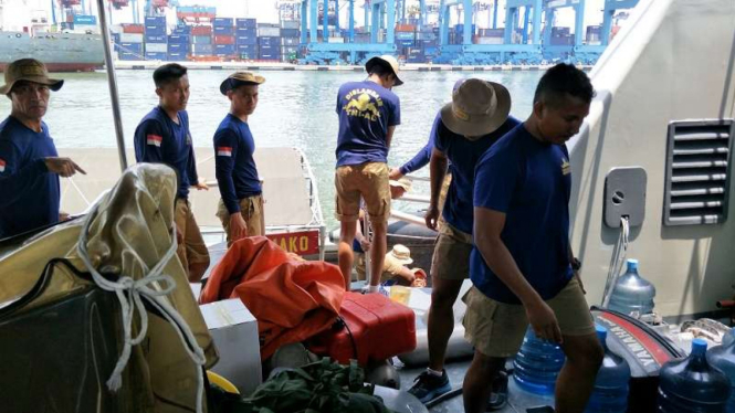 Tim Penyelam TNI AL bersiap mengevakuasi korban jatuhnya pesawat Lion Air 