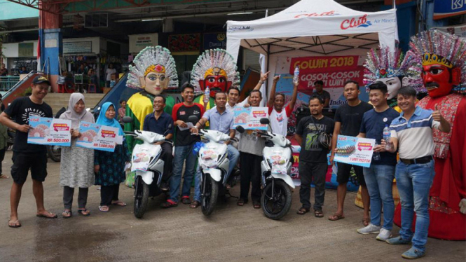 Tiga Motor dan Jutaan Uang Tunai Dibagikan Club di Pasar Santa, Jaksel