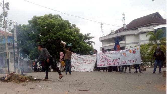 Demonstrasi mahasiswa gara-gara dosen plagiat di Unmul