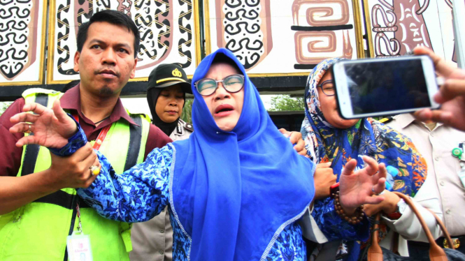 Petugas mendampingi anggota keluarga yang keluarganya menjadi salah satu penumpang pesawat Lion Air JT 610 untuk melakukan proses pengambilan data antemortem di Posko Utama jatuhnya Pesawat Lion Air di Bandara Soekarno Hatta, Tangerang, Banten
