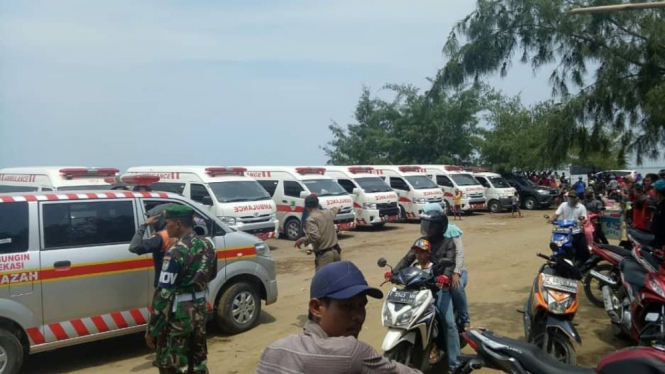 Sebanyak 55 ambulan dan tenaga medis disiagakan di Pantai Pakis, Karawang, Jawa Barat untuk evakuasi korban pesawat Lion Air JT610