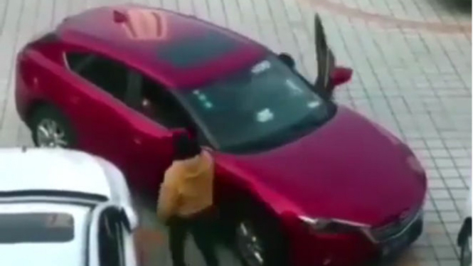 Seorang wanita kesulitan saat parkir.