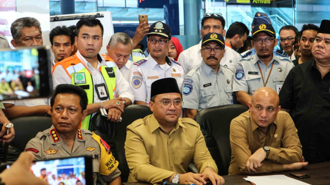 Gubernur Provinsi Kepulauan Bangka Belitung Erzaldi Rosman Djohan (tengah) didampingi Wakapolda Provinsi Kepulauan Bangka Belitung Kombes Pol Djoko Erwanto (kiri) dan Ketua DPRD Provinsi Kepulauan Bangka Belitung Didit Srigusjaya (kanan) menjawab pertanya