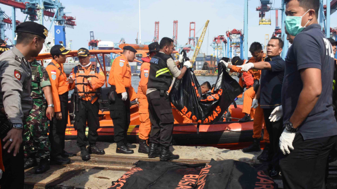 Petugas gabungan mengevakuasi jenazah awak pesawat Lion Air JT 610 di Pelabuhan Tanjung Priok, Jakarta