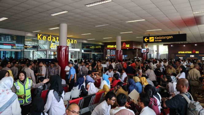 Sejumlah anggota keluarga korban jatuhnya pesawat Lion Air JT-610 rute Jakarta-Pangkalpinang berada di ruang kedatangan Bandara Depati Amir, Pangkalpinang, Bangka Belitung, 29 Oktober 2018.