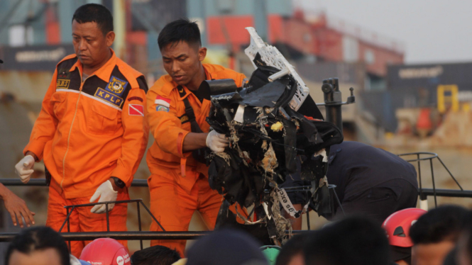 Evakuasi jenazah dan puing pesawat Lion Air.