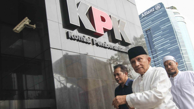 Ketua Dewan Kehormatan Partai Amanat Nasional (PAN) Amien Rais (kedua kiri) tiba untuk menemui pimpinan Komisi Pemberantasan Korupsi (KPK) di gedung KPK, Jakarta