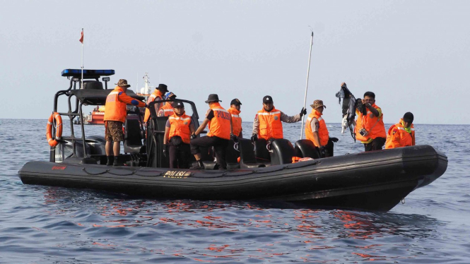 Petugas SAR melakukan pencarian pesawat Lion Air JT 610 di perairan Karawang, Jawa Barat