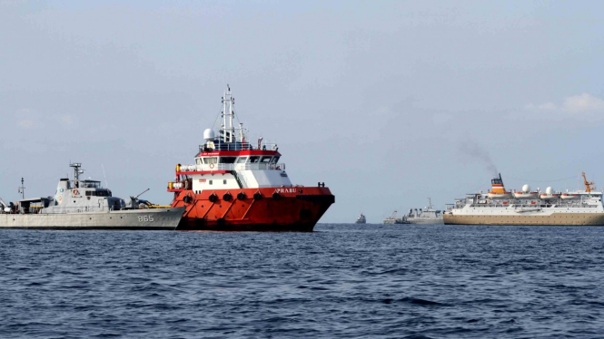 Sejumlah kapal bersiap membantu Tim SAR Gabungan dalam pencarian korban kecelakaan pesawat Lion Air JT610, di titik lokasi jatuhnya pesawat di perairan laut Karawang, Jawa Barat