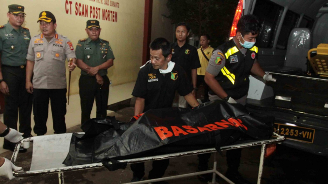 Petugas memindahkan jenazah korban pesawat Lion Air JT 610 saat tiba di RS Polri, Jakarta Timur