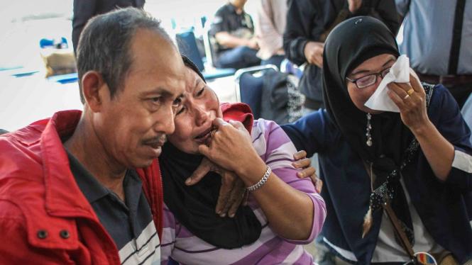 Keluarga korban jatuhnya pesawat Lion Air JT-610 rute Jakarta-Pangkalpinang menunggu di Crisis Center Bandara Halim Perdanakusuma, Jakarta, Selasa, 30 Oktober 2018.