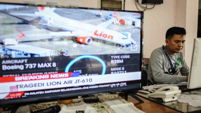 Petugas melakukan pendataan terhadap keluarga korban jatuhnya pesawat Lion Air JT-610 rute Jakarta-Pangkalpinang di Crisis Center Bandara Halim Perdanakusuma, Jakarta, Selasa, 30 Oktober 2018.